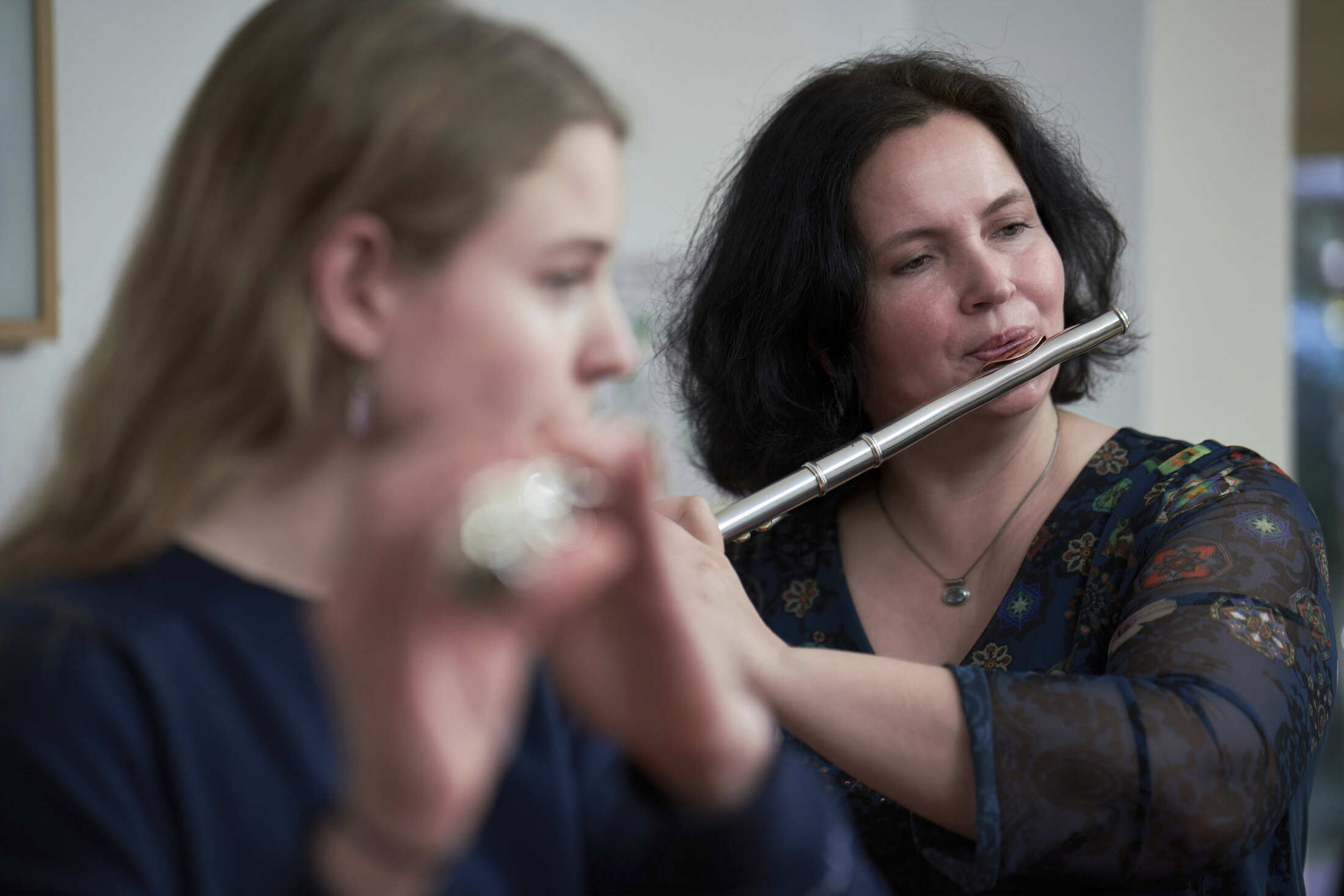 Jugendliche im Querflötenunterricht