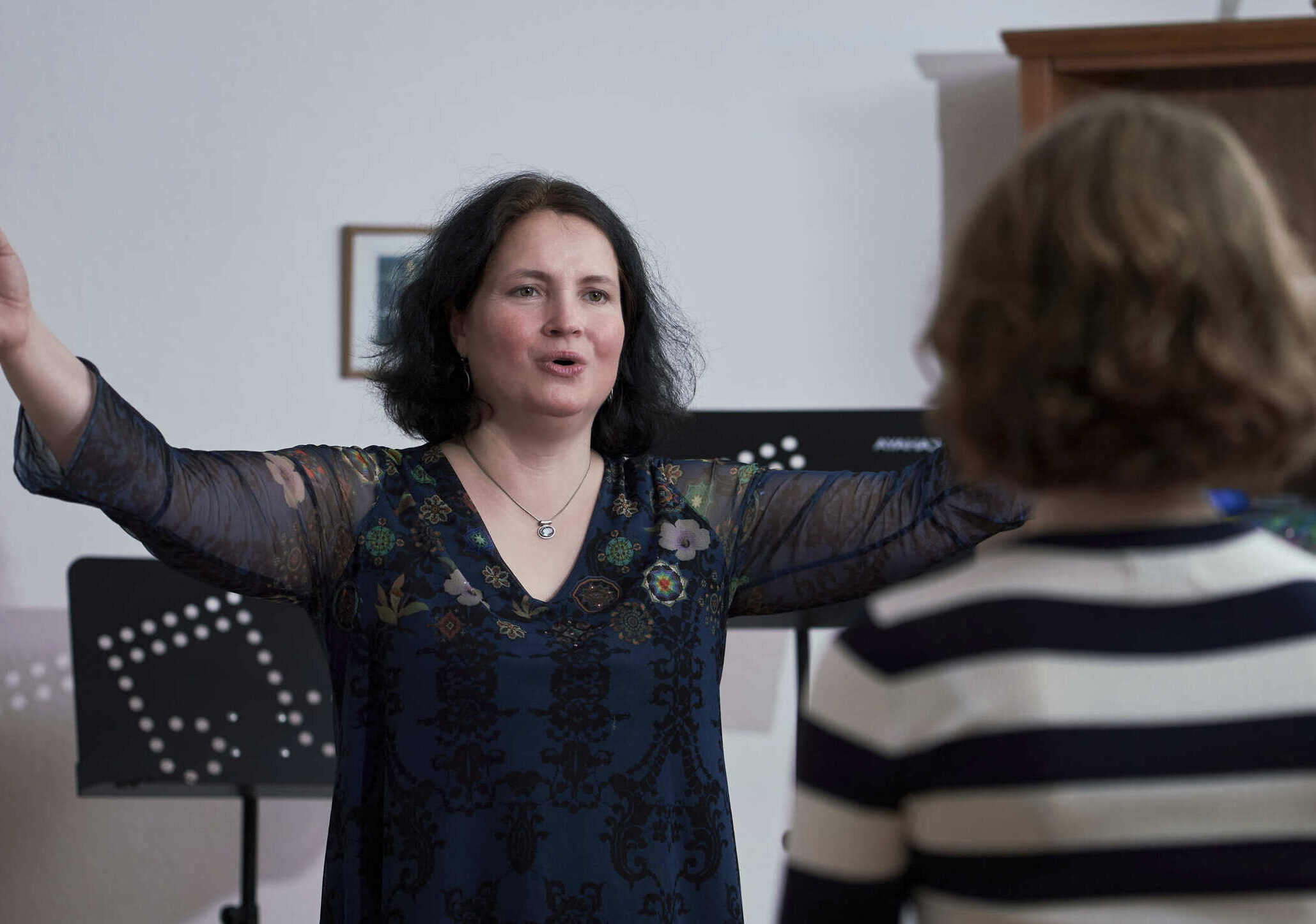 Atem-, Sprech- und Stimmlehrerin Anke Roßner singt