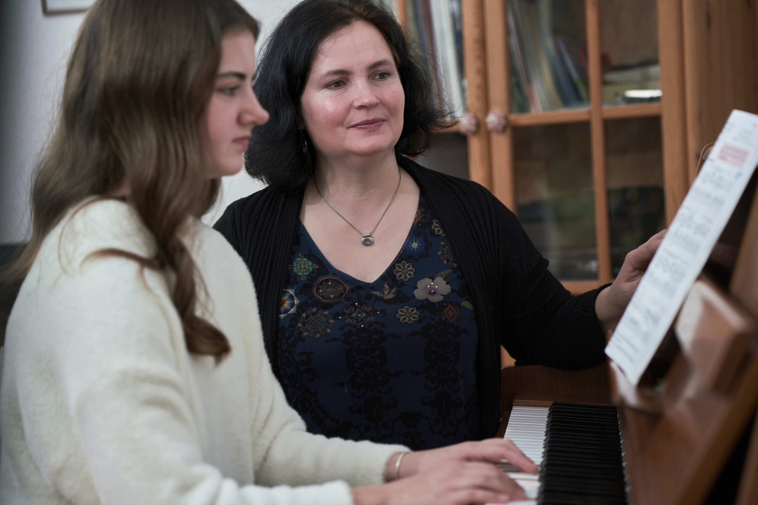 Klavierunterricht in Oldenburg Klavierunterricht in Oldenburg – Junge Frau am Klavier