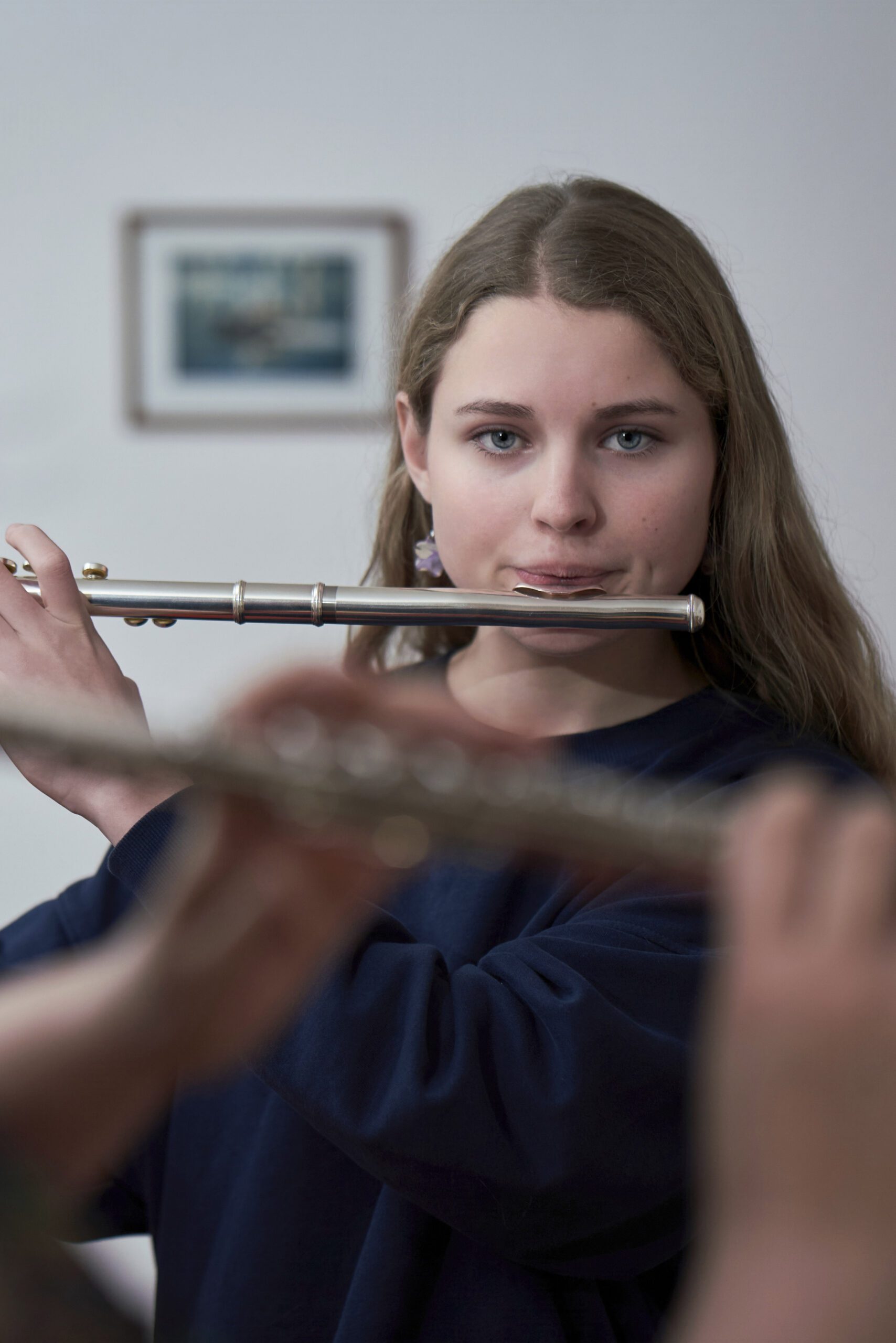 Querflötenunterricht in Musikschule – eine Jugendliche spielt Querflöte